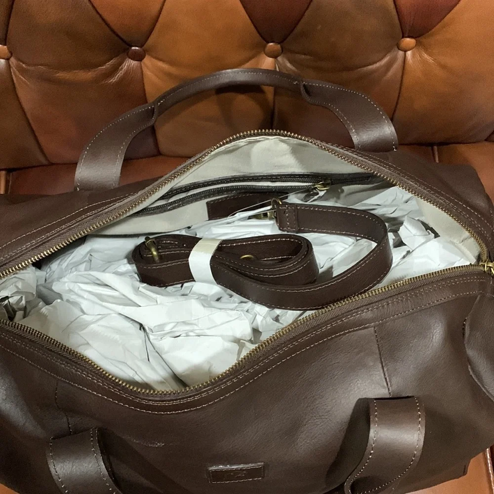 In Pell leather Duffel bag. Color: Brown, Made in Italy